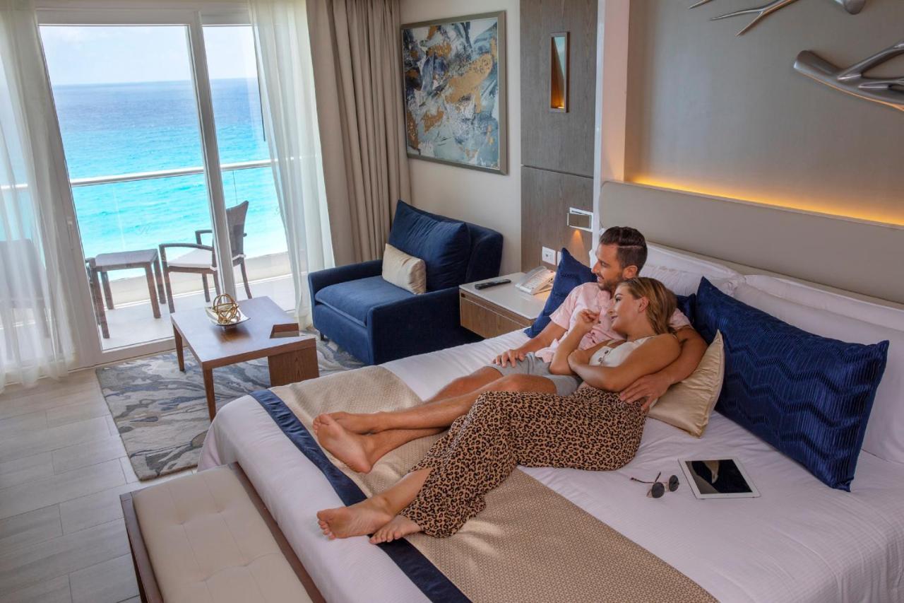 Royalton Chic Cancun, An Autograph Collection All-Inclusive Resort - Adults Only Dış mekan fotoğraf A couple relaxing in a suite at the Hard Rock Hotel