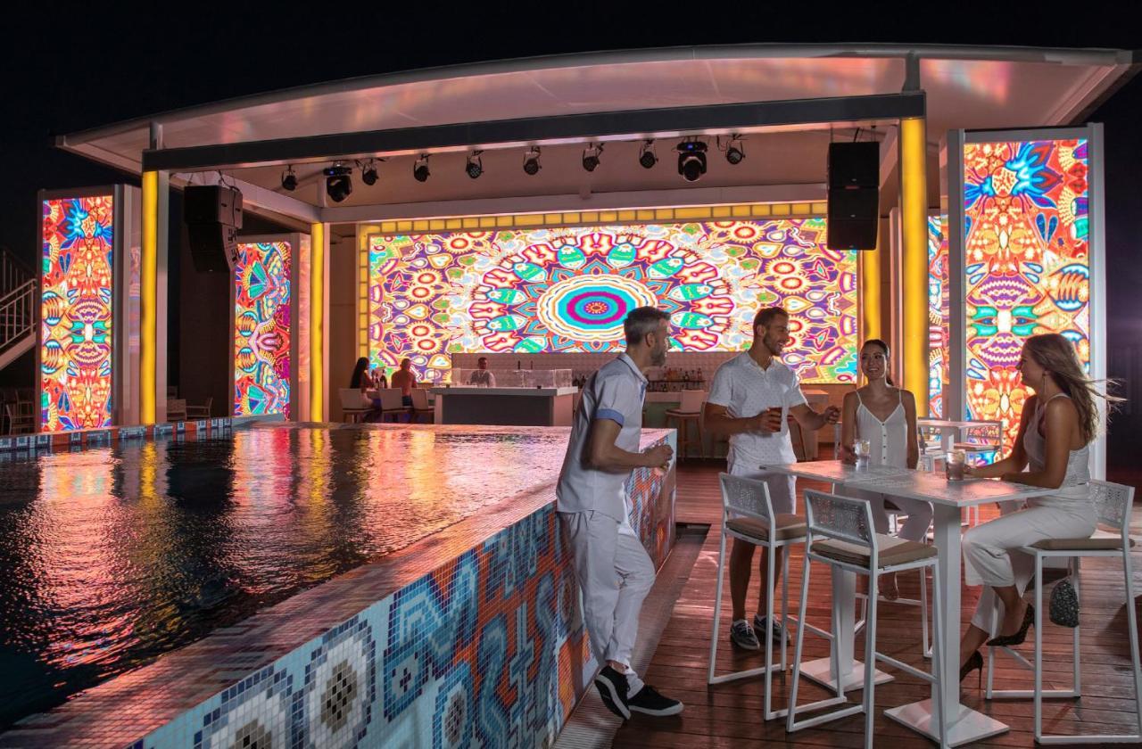 Royalton Chic Cancun, An Autograph Collection All-Inclusive Resort - Adults Only Dış mekan fotoğraf The pool at the nightclub