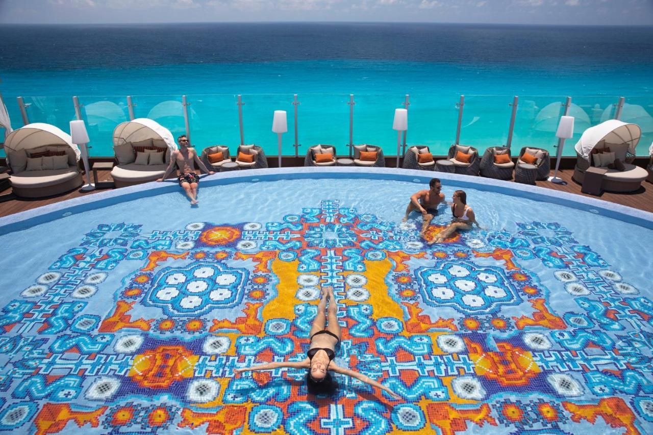 Royalton Chic Cancun, An Autograph Collection All-Inclusive Resort - Adults Only Dış mekan fotoğraf The pool at the Bvlgari Resort