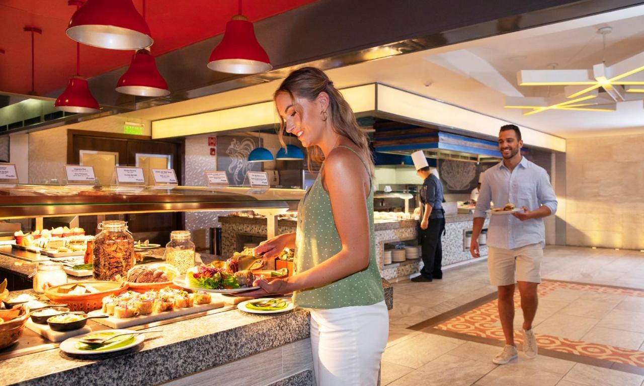 Royalton Chic Cancun, An Autograph Collection All-Inclusive Resort - Adults Only Dış mekan fotoğraf Buffet at a hotel