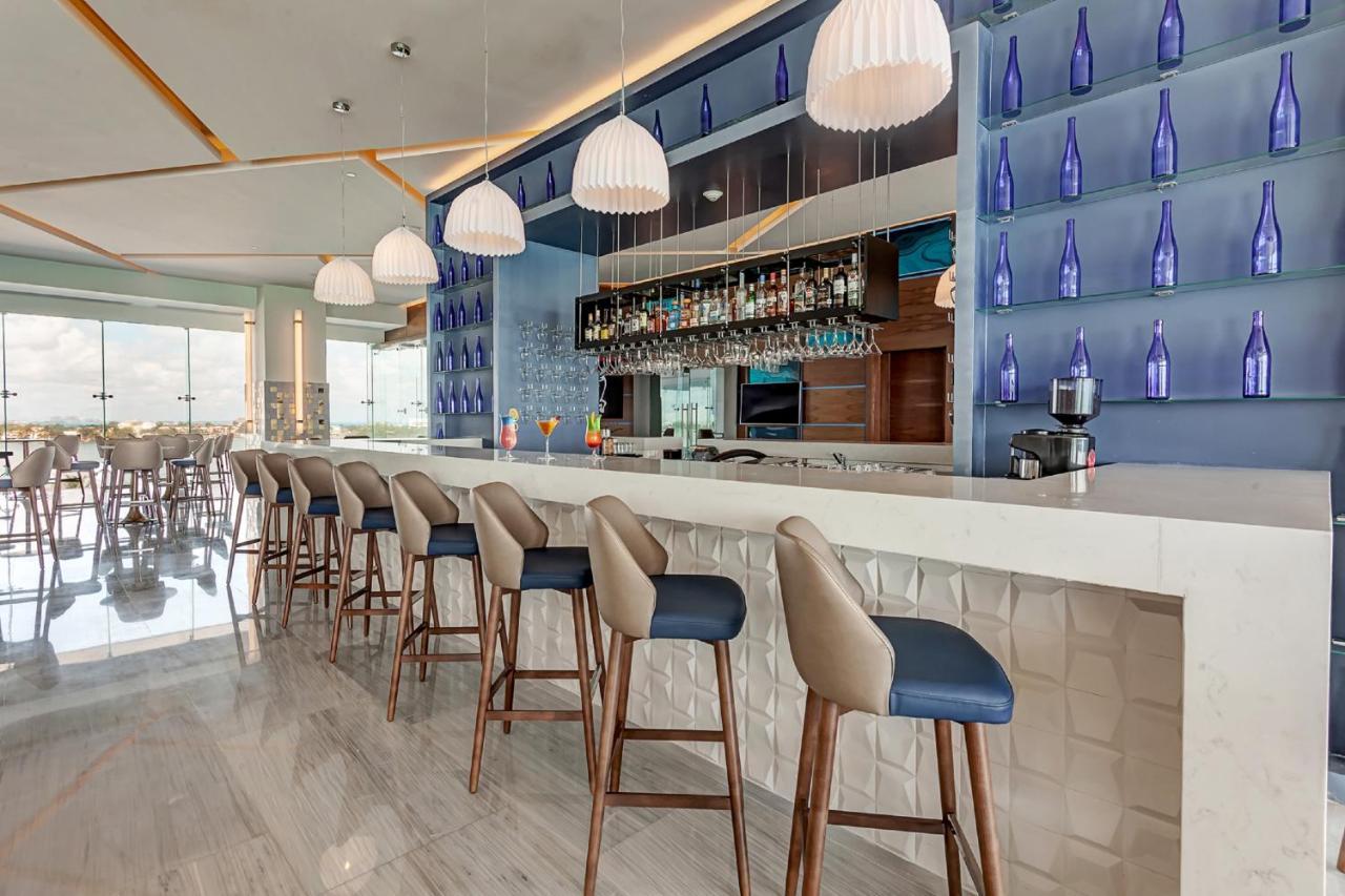 Royalton Chic Cancun, An Autograph Collection All-Inclusive Resort - Adults Only Dış mekan fotoğraf The bar at the lounge