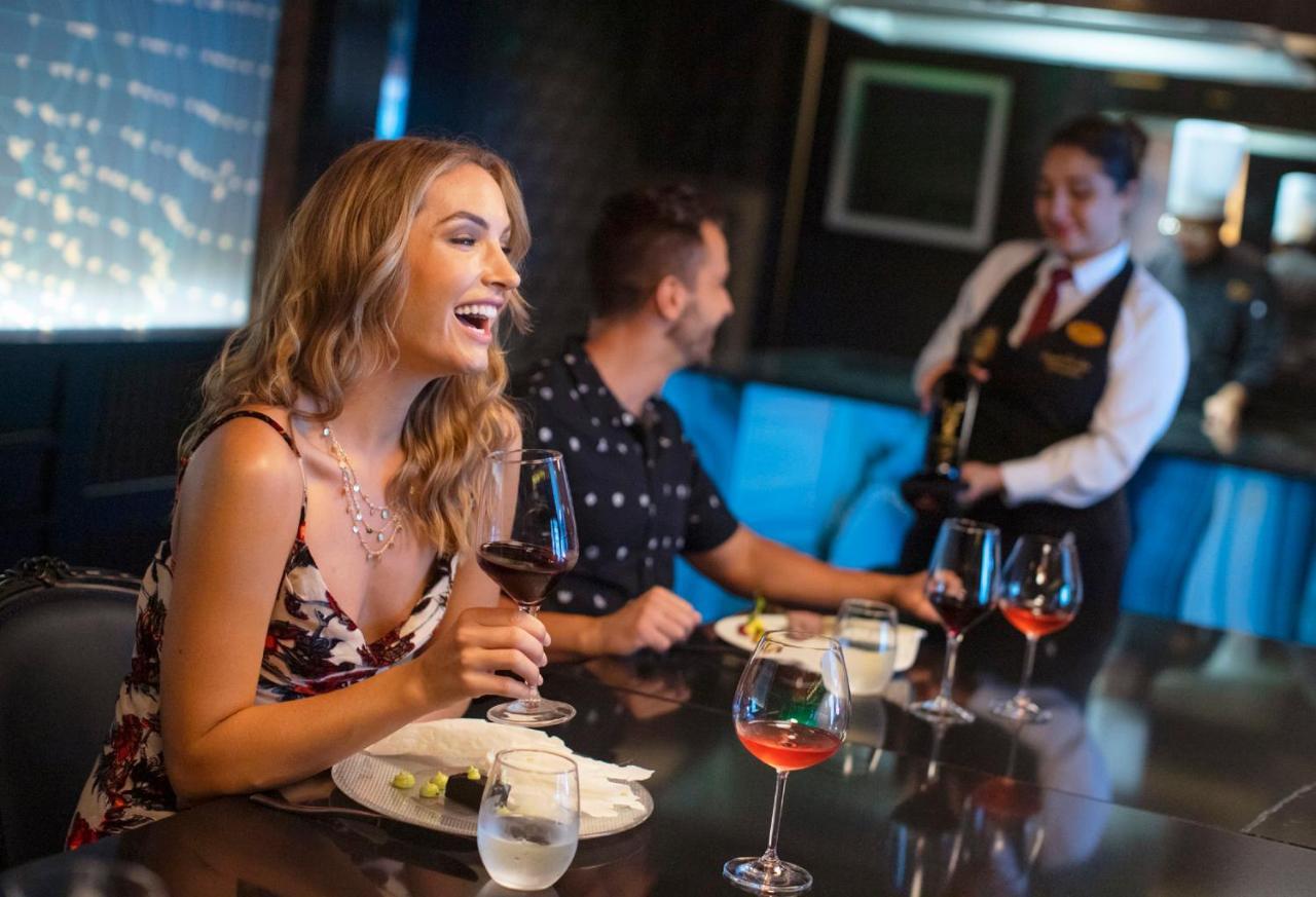 Royalton Chic Cancun, An Autograph Collection All-Inclusive Resort - Adults Only Dış mekan fotoğraf A woman laughing while dining