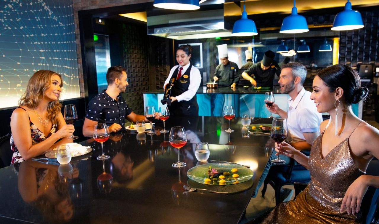 Royalton Chic Cancun, An Autograph Collection All-Inclusive Resort - Adults Only Dış mekan fotoğraf A restaurant at the Hard Rock Hotel