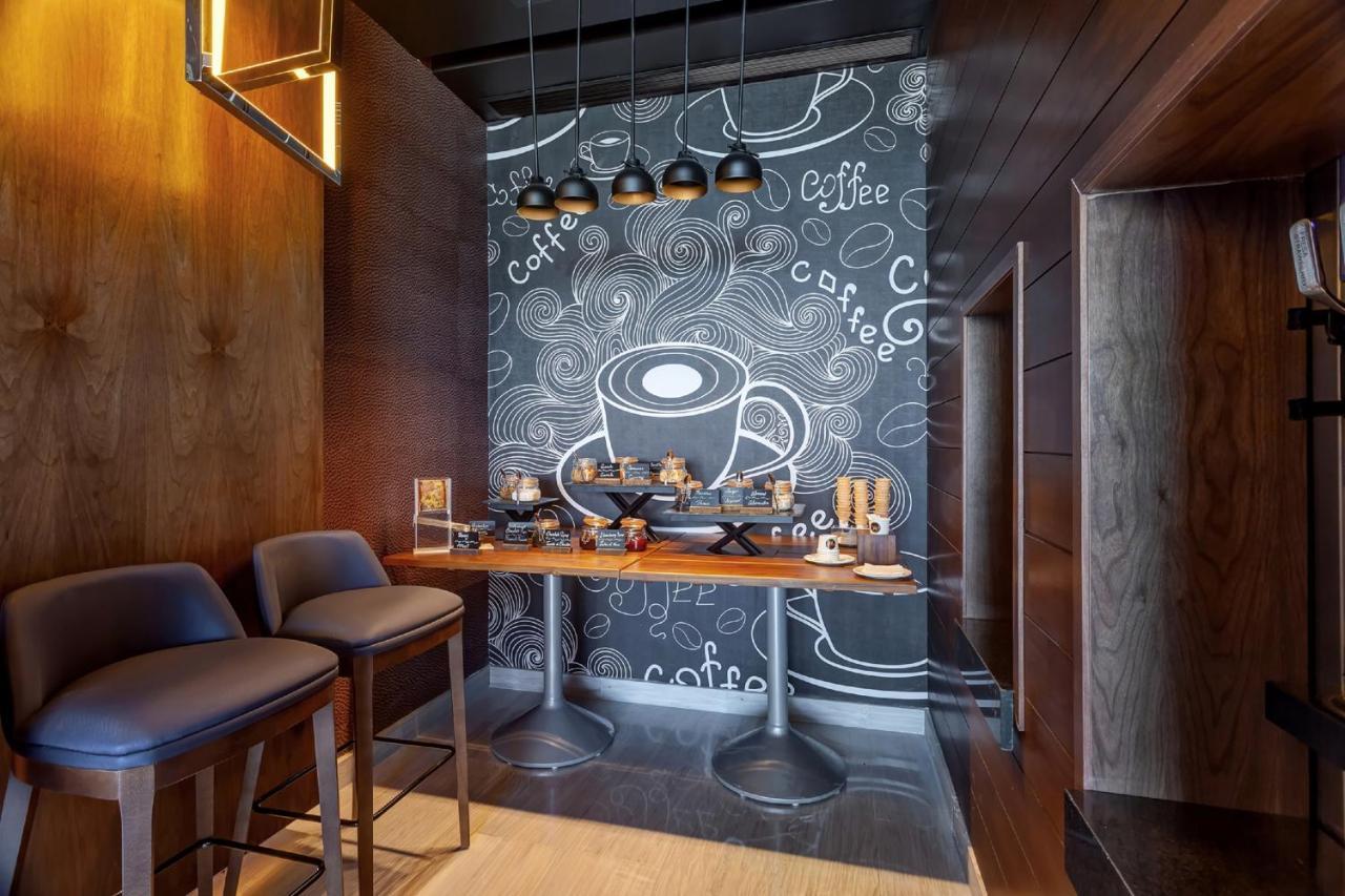 Royalton Chic Cancun, An Autograph Collection All-Inclusive Resort - Adults Only Dış mekan fotoğraf Interior of a Starbucks in the United States