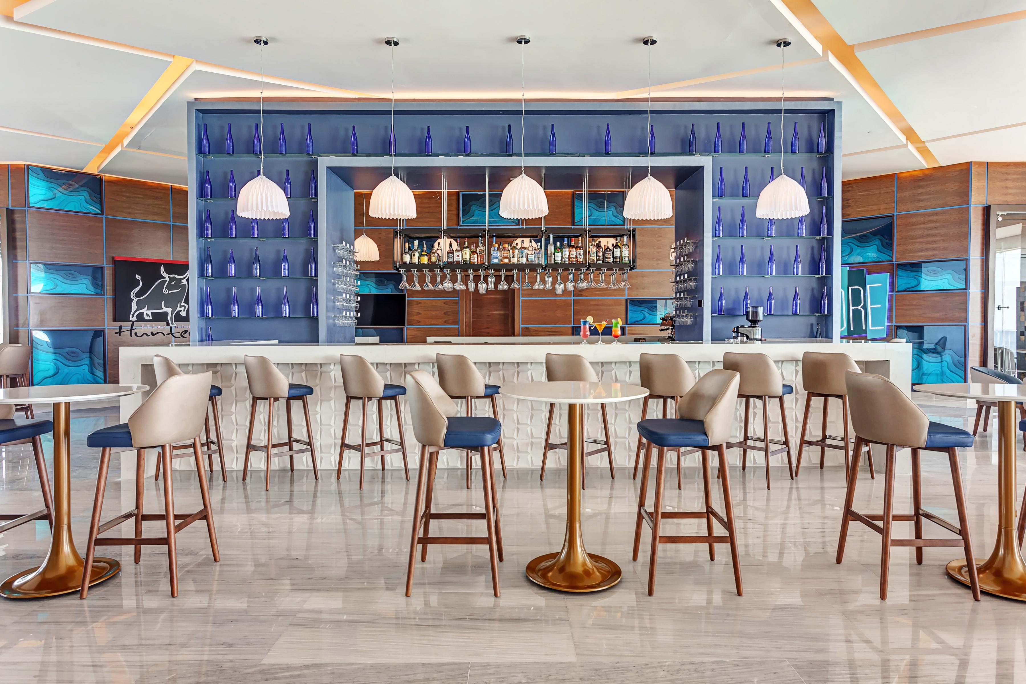 Royalton Chic Cancun, An Autograph Collection All-Inclusive Resort - Adults Only Dış mekan fotoğraf The bar at the lounge